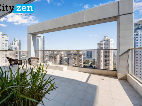 For sale in Ir Yamim, on Zalman Shazar Street, a 4.5-room apartment, including a Mamad (safe room).  The apartment is on the 14th floor,
