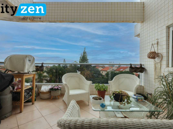 For sale in Ramat Poleg Netanya, on the sought-after Halilach Street, with a sea view, a 5-room apartment including a Mamad (safe-room), 128 sqm + 12 m² balcony