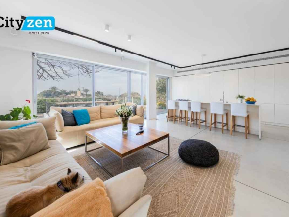 For Sale in Ramat Poleg, NetanyaFirst Line to the Poleg Beach! A Dream Home. The house is 240 m² built, spread over 3 floors, with 4 bedrooms